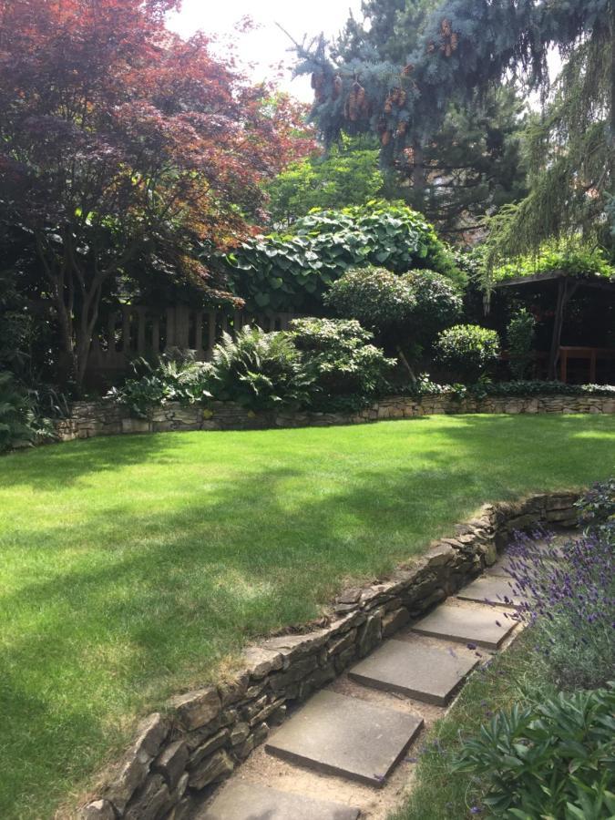 Blue Apartment In Beautiful English Style Garden With Atmosphere Prague Exterior photo